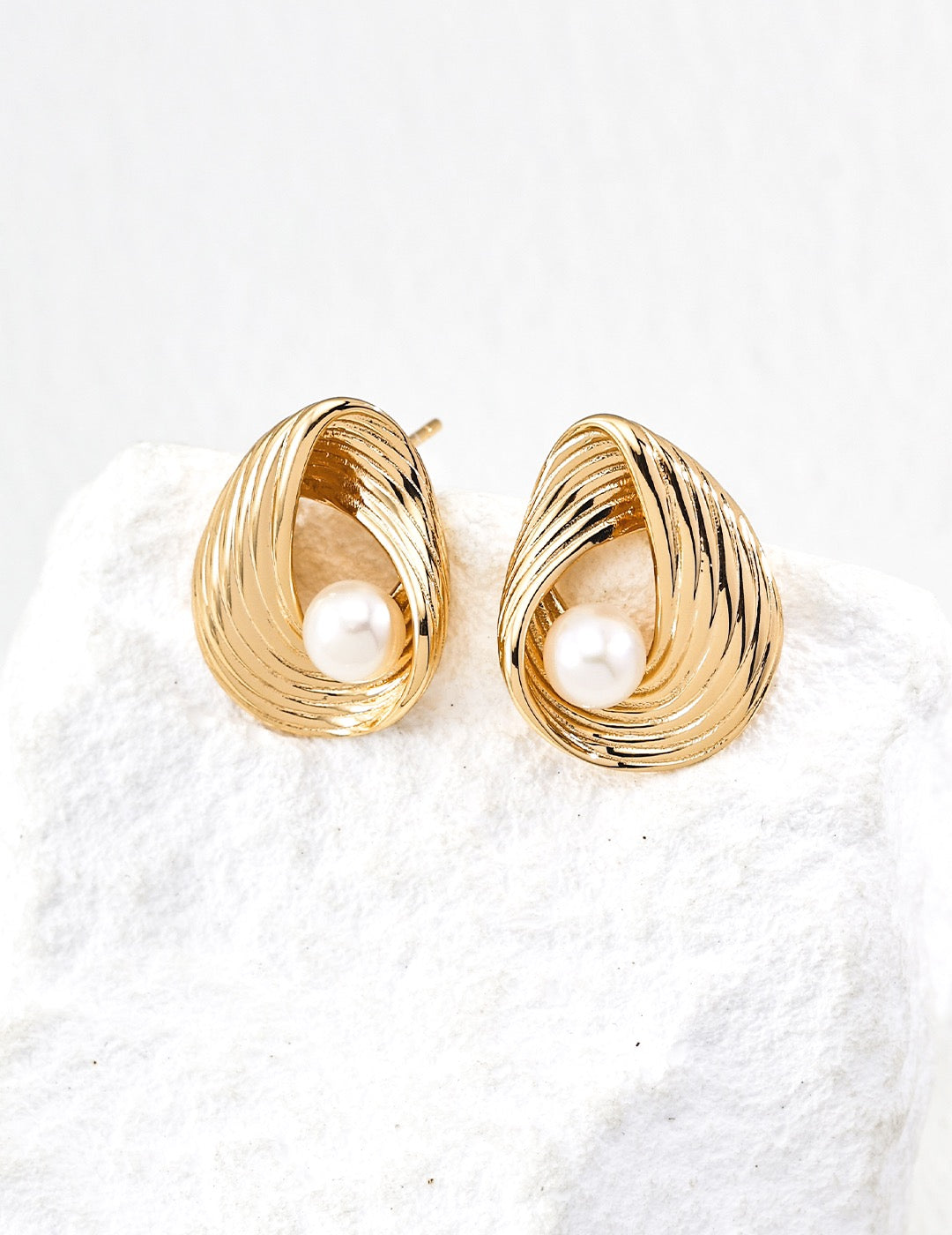 Contemporary S925 Pearl Set — Infinity‑Link Necklace & 2cm Earrings