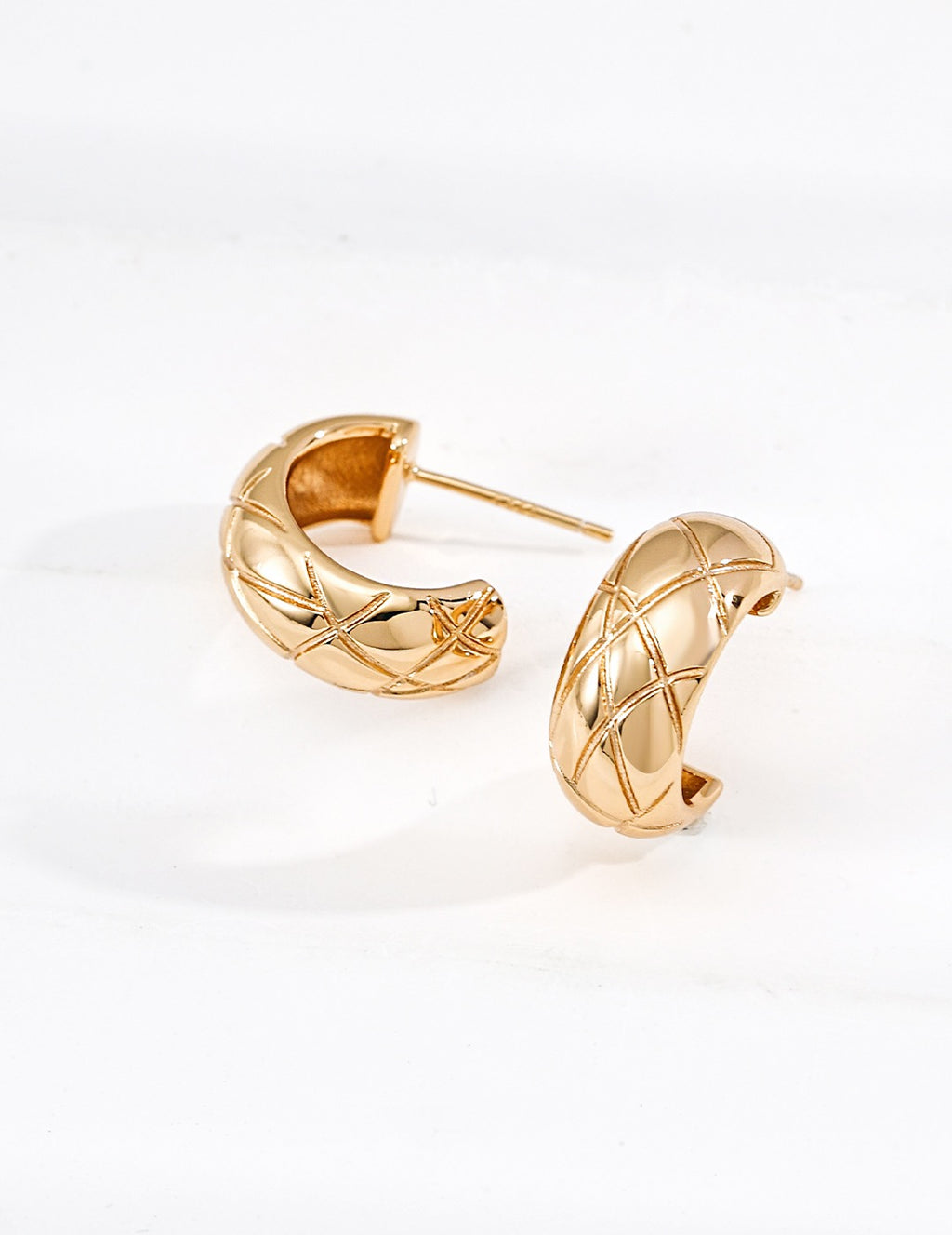 S925 Quilted‑Pattern Hoop Studs — 1.8cm Modern Classic