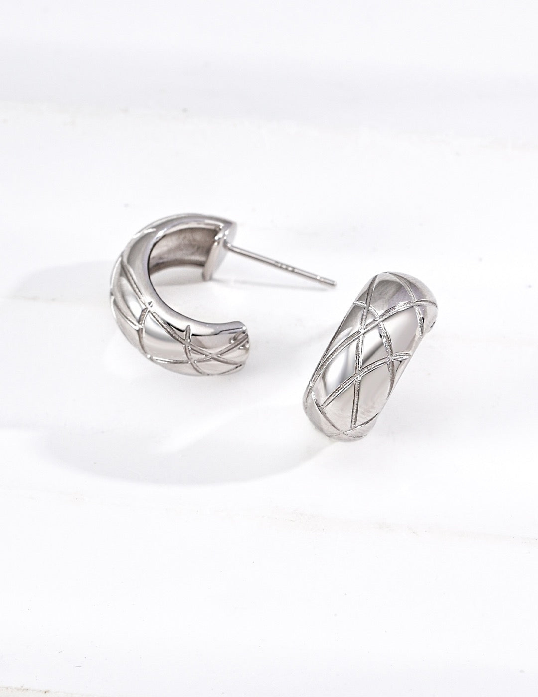 S925 Quilted‑Pattern Hoop Studs — 1.8cm Modern Classic
