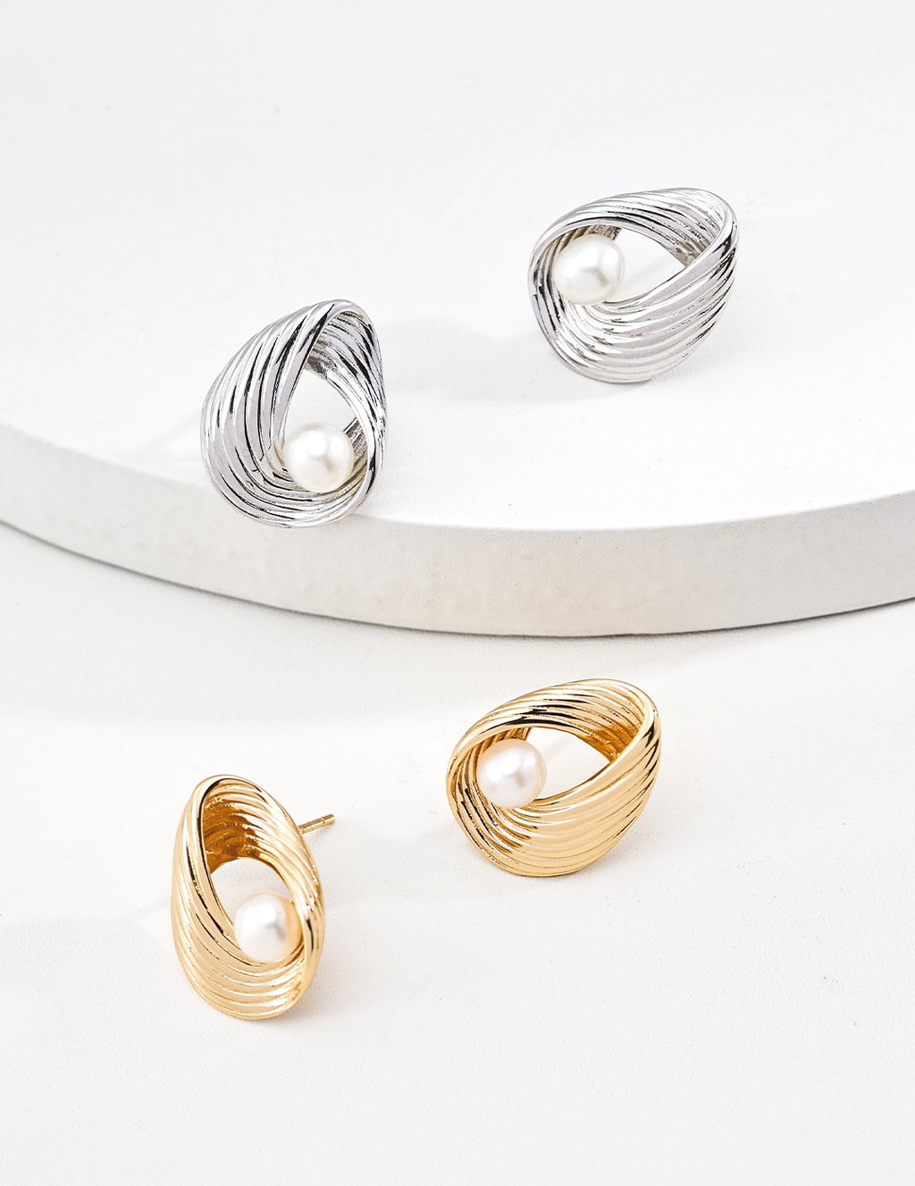 Contemporary S925 Pearl Set — Infinity‑Link Necklace & 2cm Earrings