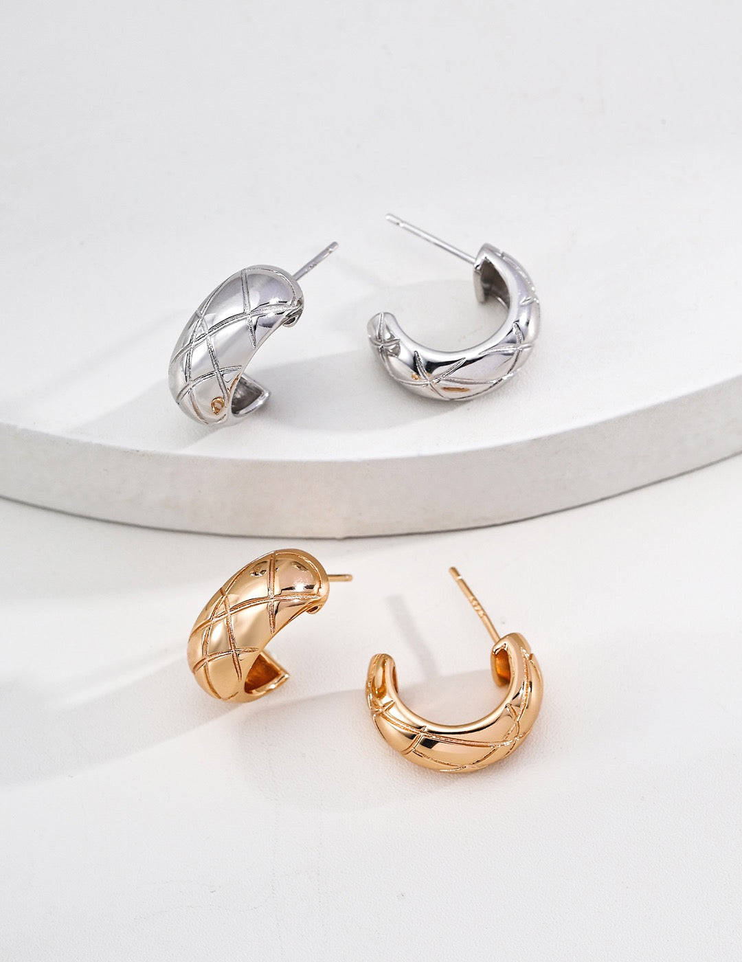 S925 Quilted‑Pattern Hoop Studs — 1.8cm Modern Classic
